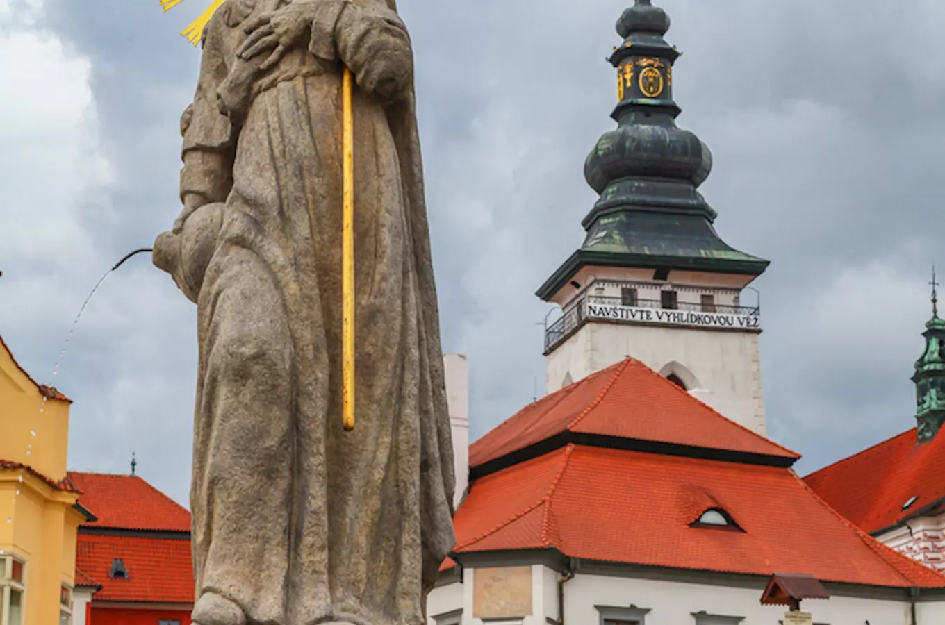 Socha svatého Jana Nepomuckého s věží v Pelhřimově