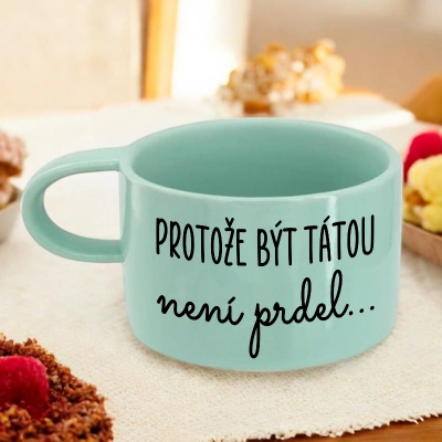 Modrá šálka s vtipným českým nápisem o tátovi