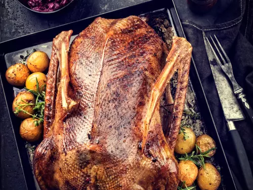 Pečená kachna s bramborami na svatého Martina.