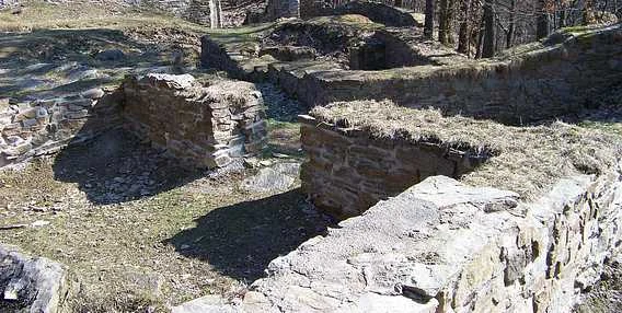 Zříceniny kamenných zdí v historickém centru Kutné Hory.