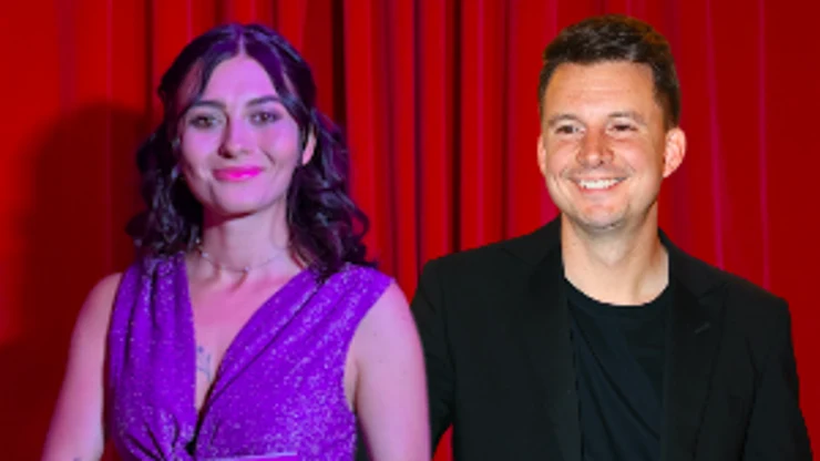 Anna Fixová a Denis Šafařík stojí vedle sebe před červenou záclonou.