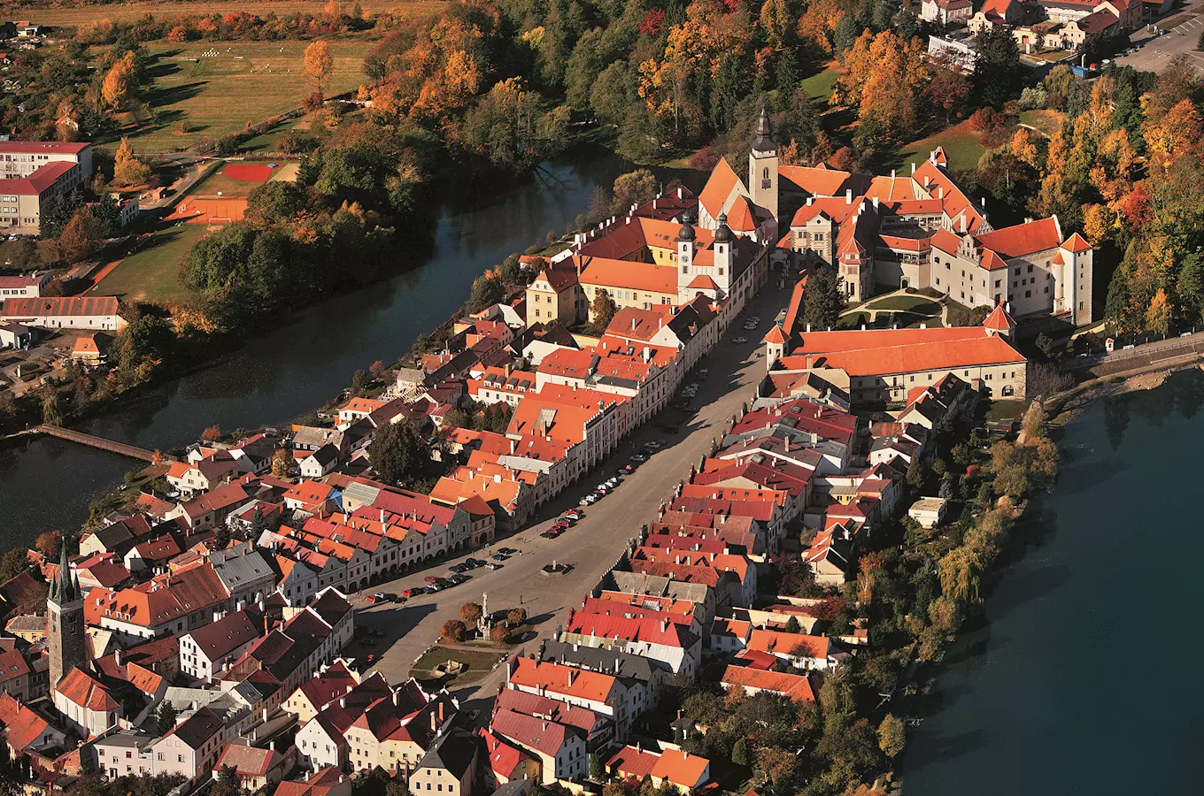 Vzdušný pohled na historické město Telč s řekou.