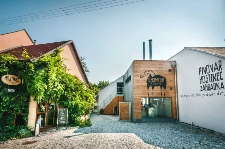 Exteriér pivovaru s vinicemi v Olomouckém kraji.